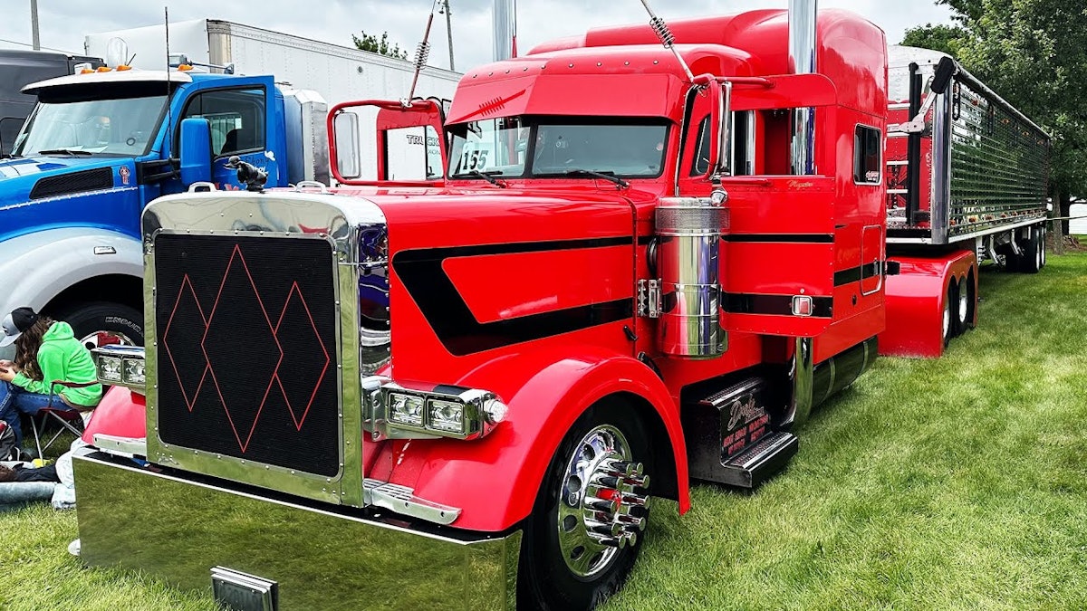 Owner-operator's custom 2002 Peterbilt 379 | Overdrive