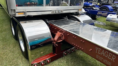 T-bar and fenders on Nate Stone's 2005 Kenworth W900