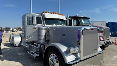 Lynn DeNeve's 2024 Peterbilt 389