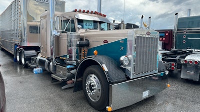 Satha Kilgore's 1971 Peterbilt 359 EXHD