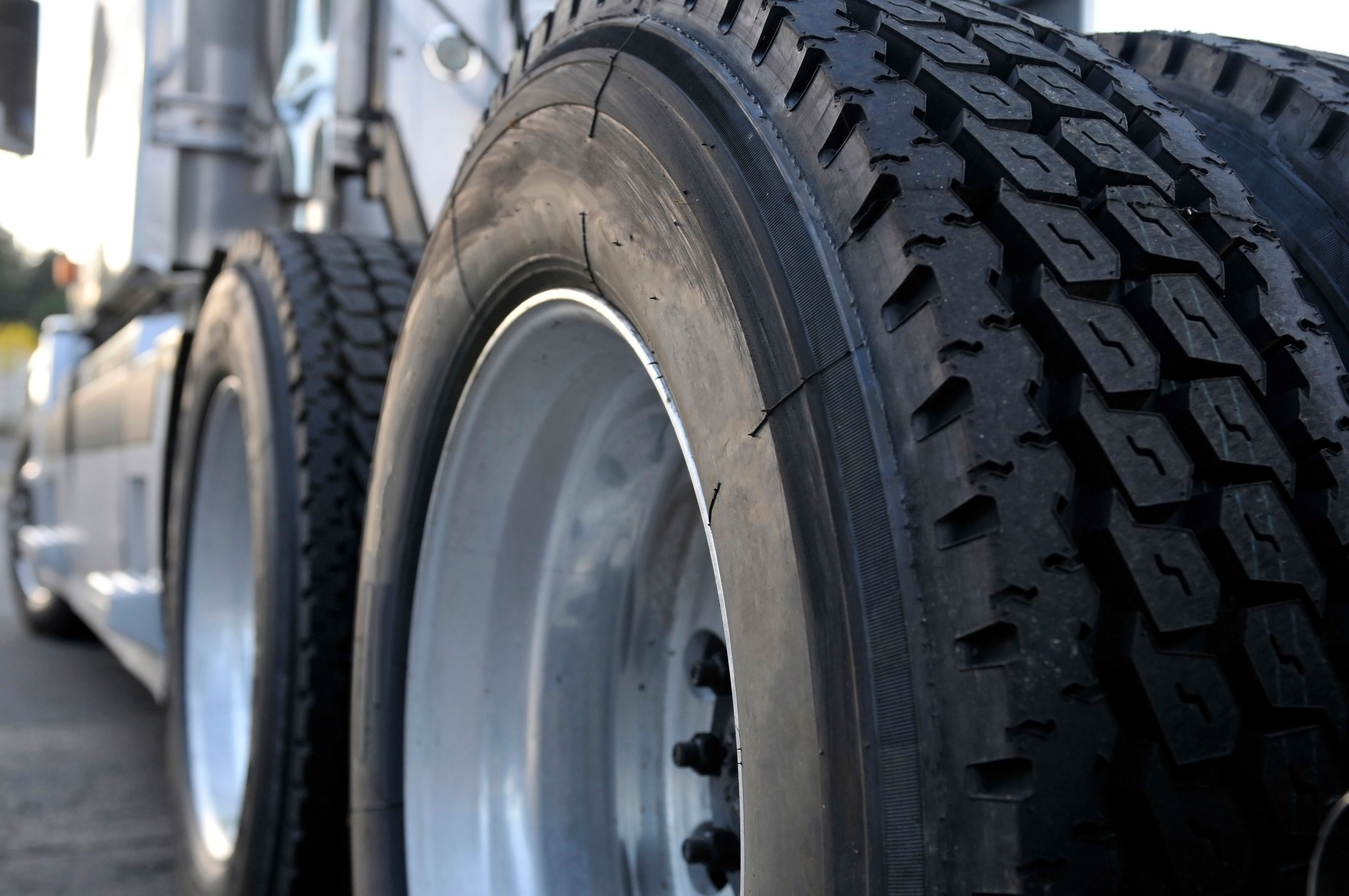 semi truck drive tires