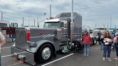 Eric Gibbons' 2024 Peterbilt 389