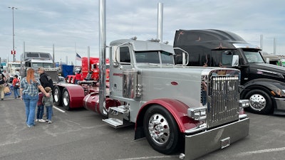 Tommy Stine's 2022 Peterbilt 389