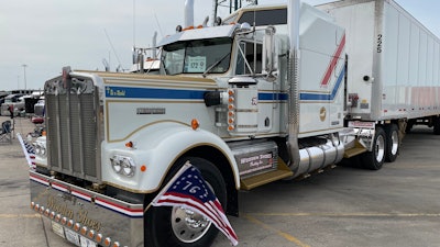 Jay Van Kampen's 1976 Kenworth W900 Bicentennial