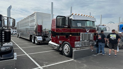 Tyler Van Der Zwaag's 1986 International 9670/2025 Wilson