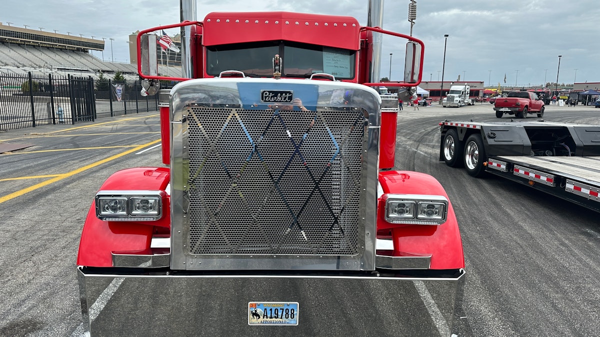 show Kenny Ziglar's 2007 Peterbilt 379 doing more than 'Scrapin