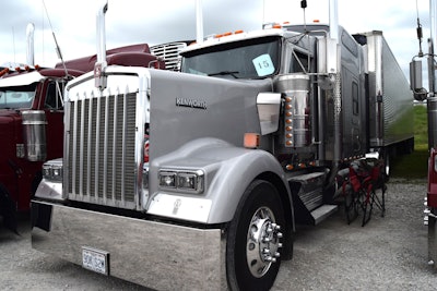 The 425-hp Cat-powered glider has a 13-speed transmission and 3.36 rears. The unit is shown on display at the Crossroads Truck Meet show, May 3 in California, Missouri.