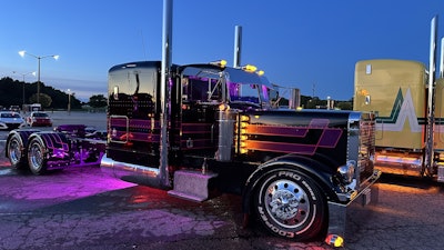 Buck Crombie, Checotah, Oklahoma -- 1988 Peterbilt 379