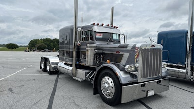 3rd: David McKinney, Lexington, Alabama -- 1986 Peterbilt 359