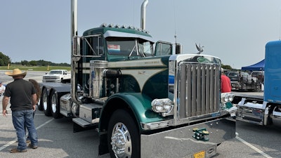 1st: Todd Scruggs, Magnolia, Arkansas -- 1982 Peterbilt 359