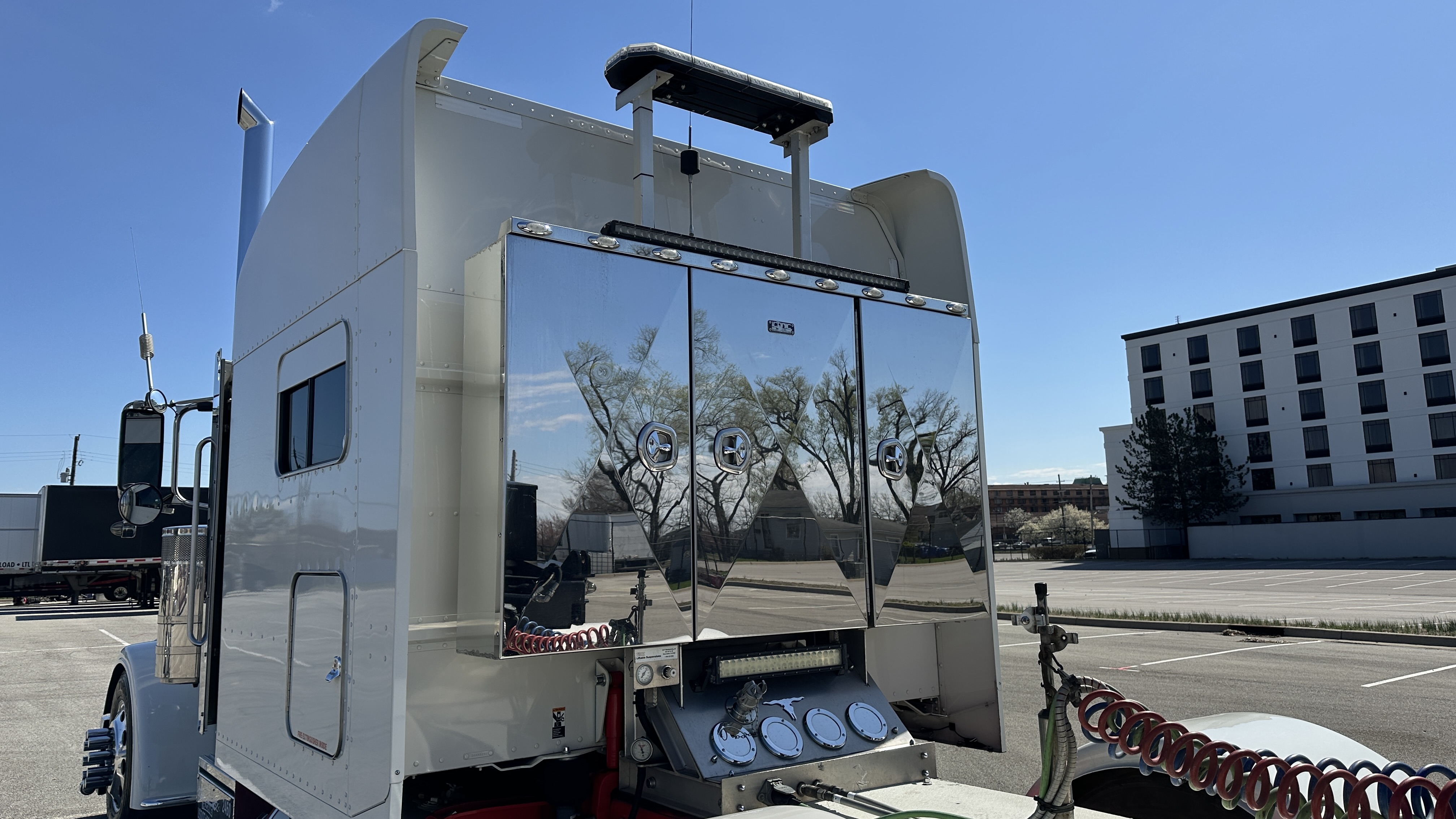 Clean and simple' 2020 Peterbilt 389 hauls high and wide | Overdrive