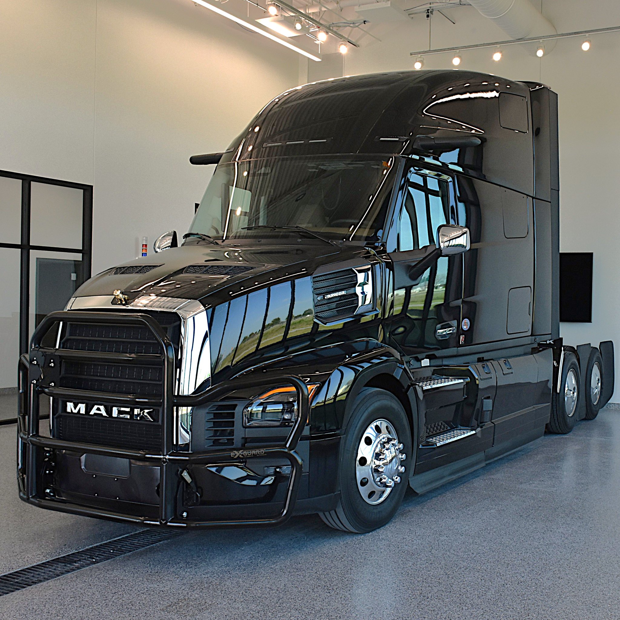 The Mack VM series includes the full protection XG-150G3-VM and EX-150G3-VM; the mid-height XG-125G3-VM and EX-125G3-VM, and bumper covering EX-100G3-VM. This range of guards is also compatible with the Volvo All-New VNR and VNL models.