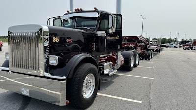 The 2023 389 is spec’d with a 20,000-pound front axle and 48,000-pound rear axles. It’s powered by a 600-hp Cummins with an 18-speed and 4.11 rears.