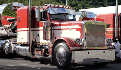 As a fan of the classic Peterbilt 359 model, Zach has given his 389 as much of that style as he can with the 359-style headlights, an old-school bug shield made by Dane Nelson, glass lens lights all around and more.
