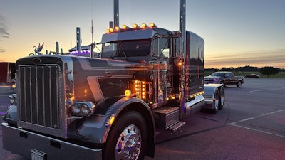 It’s still equipped with the original headlights, and in addition to the updated paint scheme, McKinney added visor lights, breather lights, fenders, new fuel tanks. He had 4 State Trucks build new boxes that look original.