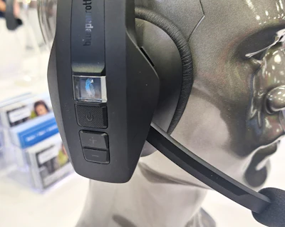 As always with the Pro Series headsets, the basic layout of side controls remains the same, but the company took design lessons learned and first implemented in the M500-XT over-ear headset to give volume control buttons more of a rocker form factor.