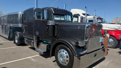1st: Paul Brookhart, 2001 Peterbilt 379