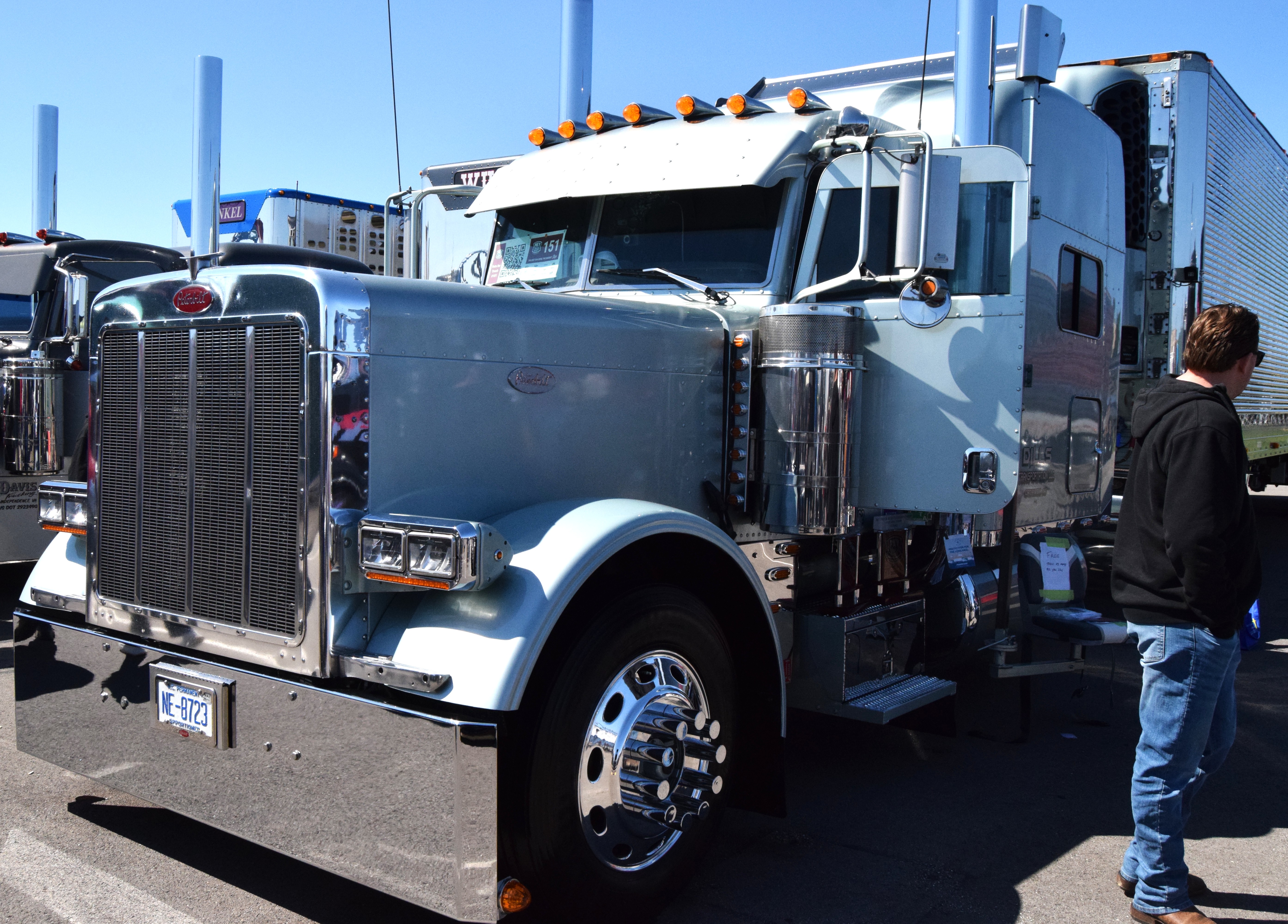 The 2007 379 is powered by a Caterpillar C15 Acert, with a 13-speed automated manual transmission and 3.08 rears.