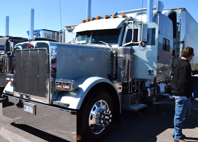 The 2007 379 is powered by a Caterpillar C15 Acert, with a 13-speed automated manual transmission and 3.08 rears.