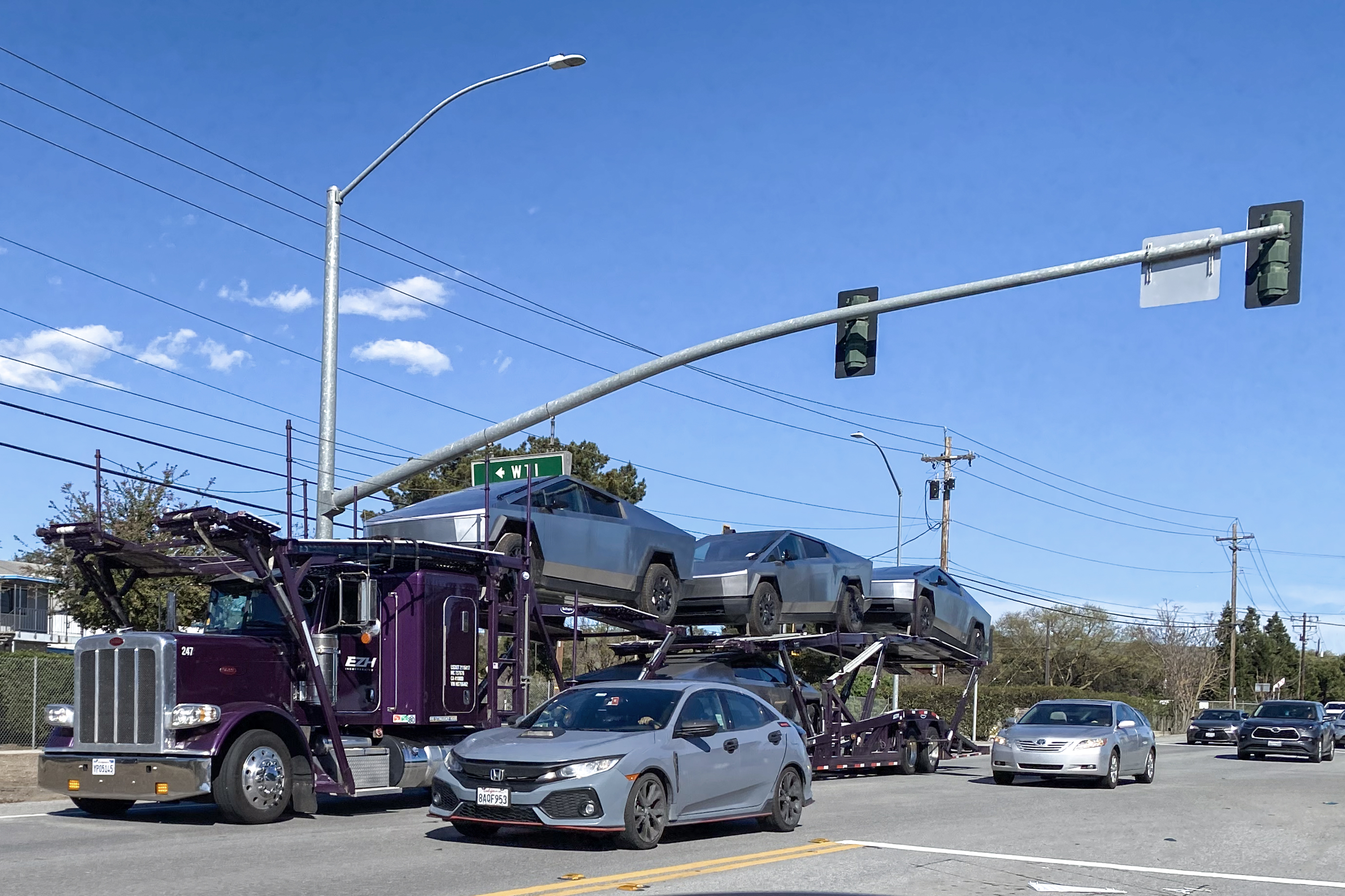 Car Haul Semi Truck Traffic Light Getty Images 2116497008