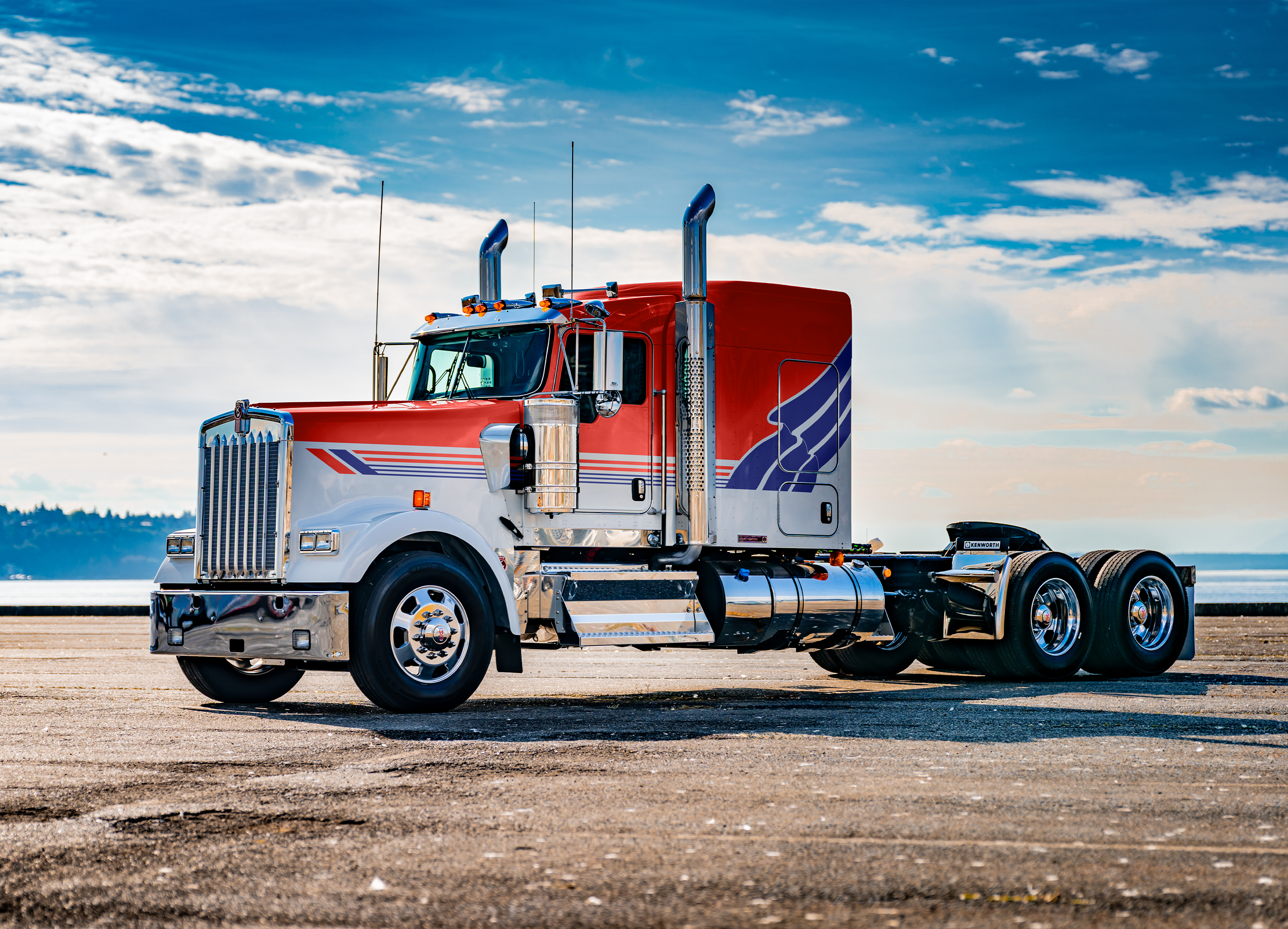 The commemorative paint scheme pays tribute to the mid-'90s 'TourAmerica' T600 paint scheme to celebrate America's 250th birthday. The availability of the paint scheme on the W900L could serve as an opportunity for owners to get one of the last of the models in the special paint scheme.