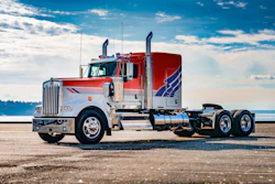 The commemorative paint scheme pays tribute to the mid-'90s 'TourAmerica' T600 paint scheme to celebrate America's 250th birthday. The availability of the paint scheme on the W900L could serve as an opportunity for owners to get one of the last of the models in the special paint scheme.