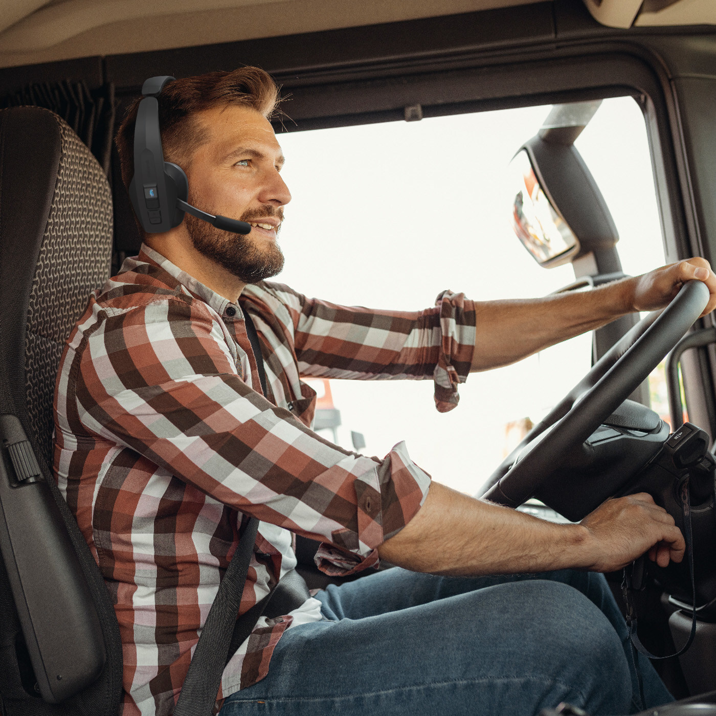 Developed for professional drivers across a range of routes, the Pro Series aims to deliver consistent, high-quality communication on the road. BlueParrott worked closely with professional truck drivers to incorporate feedback on fit and comfort following hands-on testing to ensure a design that stands up to the BlueParrott brand they rely on, with greater comfort during long shifts, too.