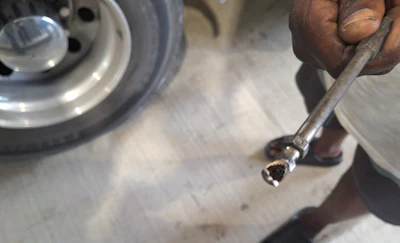 'This could be your problem,' Pulley noted, showing it to the operator after unscrewing it.