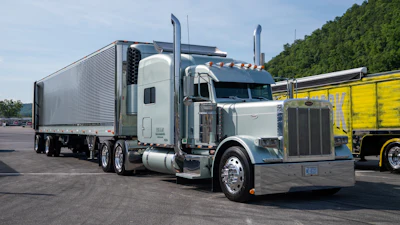 3rd: Jeff Dills, 2007 Peterbilt 379