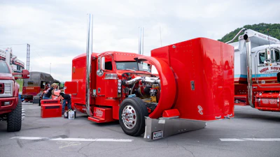 1st: Kenny Ziglar II, 2007 Peterbilt 379