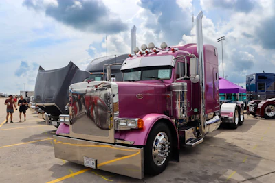1st: Chris Homfeld of Warrensburg, Missouri, 2000 Peterbilt 379, “Baby Cakes”