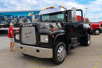 1st: Larry Pruitt of St. Clair, Missouri, 1986 Mack RD-6865, “Midnight Blue”