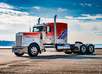 Likewise, Peterbilt's sister company Kenworth is celebrating America's 250th with a reimagined 'TourAmerica' paint scheme, originally featured on mid-1990s T600 models. The new commemorative scheme is available on Kenworth T680, W900L (pictured), W990 and T880 models.