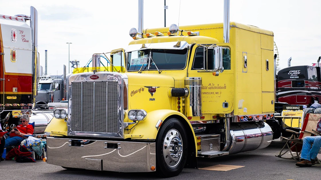 '81 Peterbilt 359 boasts rare 84-inch AeroStar sleeper