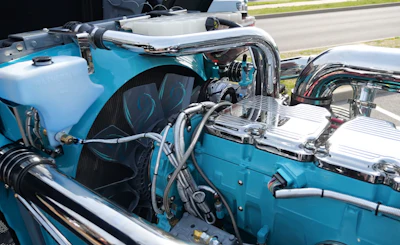 The fan blades on the engine even have some of that pinstriping detail.