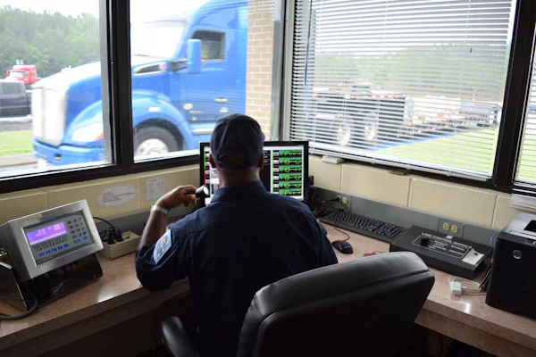 Inspection Officer Screening Trucks Scale 60870935721c9